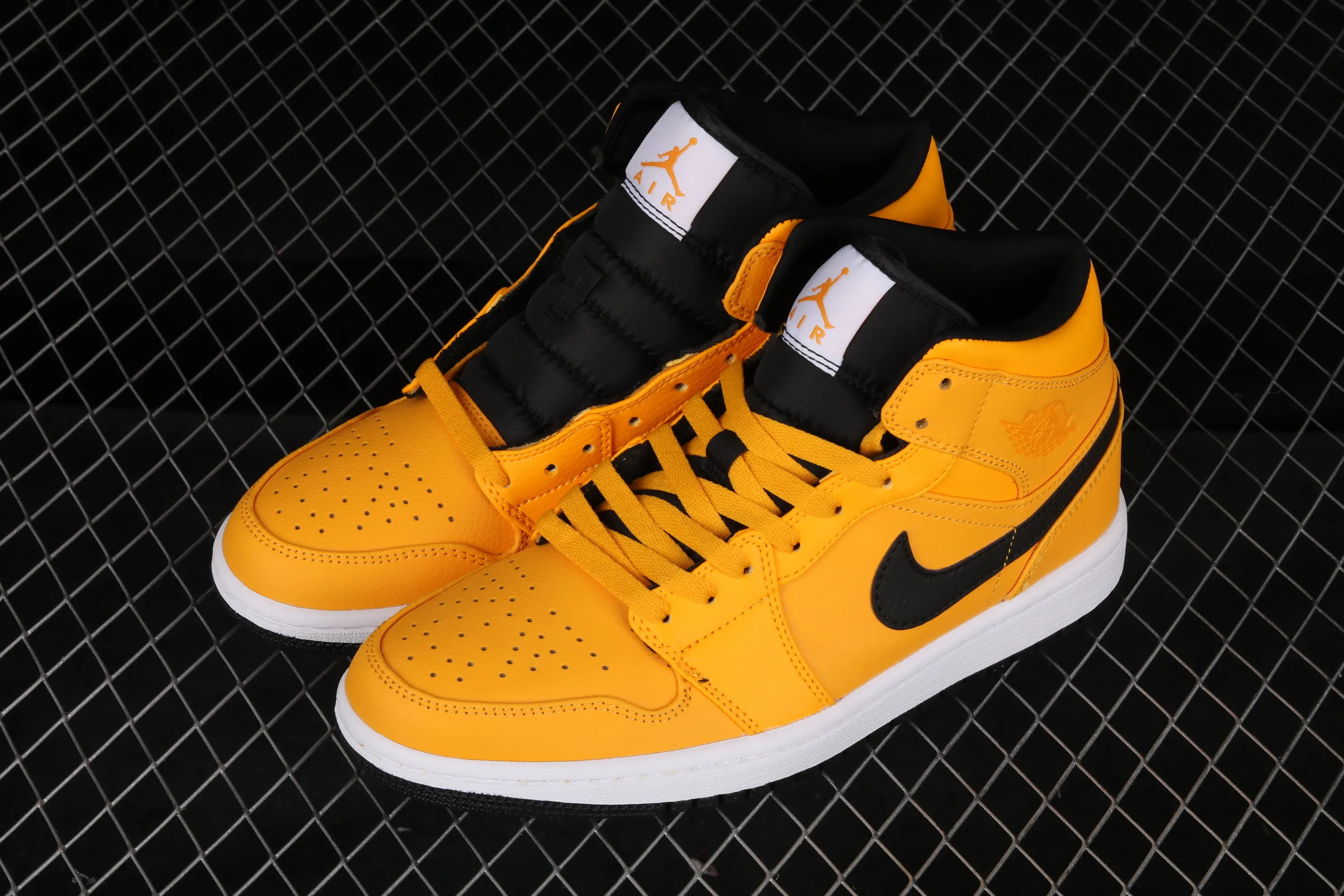 All Categories Air Jordan Jordan Series Basketball Shoes Air Jordan 1 Mid Air Jordan 1 Mid "Black and Yellow Little New Love" Taxi Color 554724-700